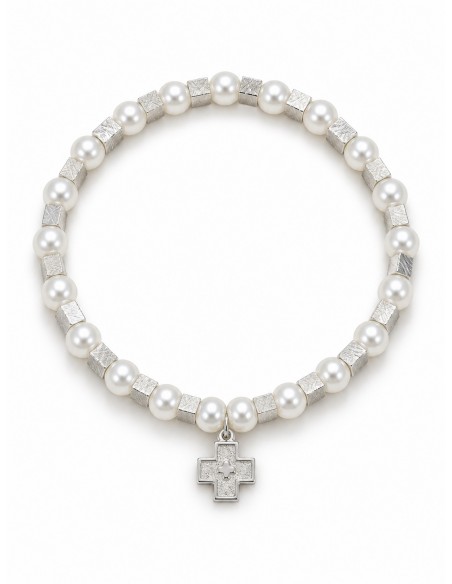 Pulsera elasticada de perlas con cruz baño de plata