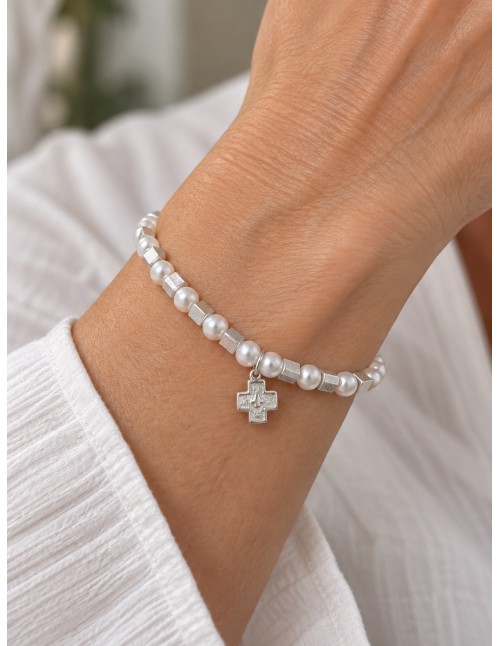 Pulsera elasticada de perlas con cruz baño de plata 2