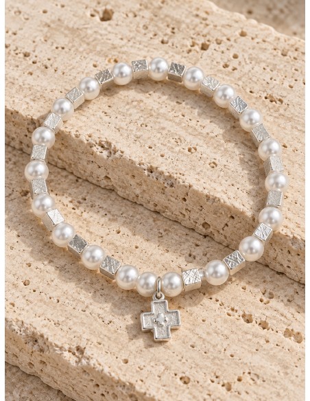 Pulsera elasticada de perlas con cruz baño de plata