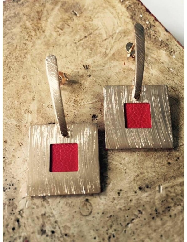 ARO CUADRADO BAÑO DE ORO CUERO ROJO