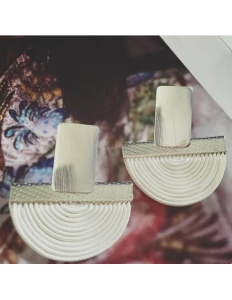 ARO MEDIA LUNA BASE RECTANGULAR BLANCA BANADA EN PLATA DE CUERO SINTETICO