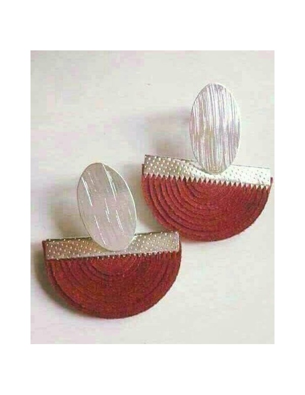 ARO MEDIA LUNA BASE OVALADA ROJA BANADA EN PLATA DE GAMUZA